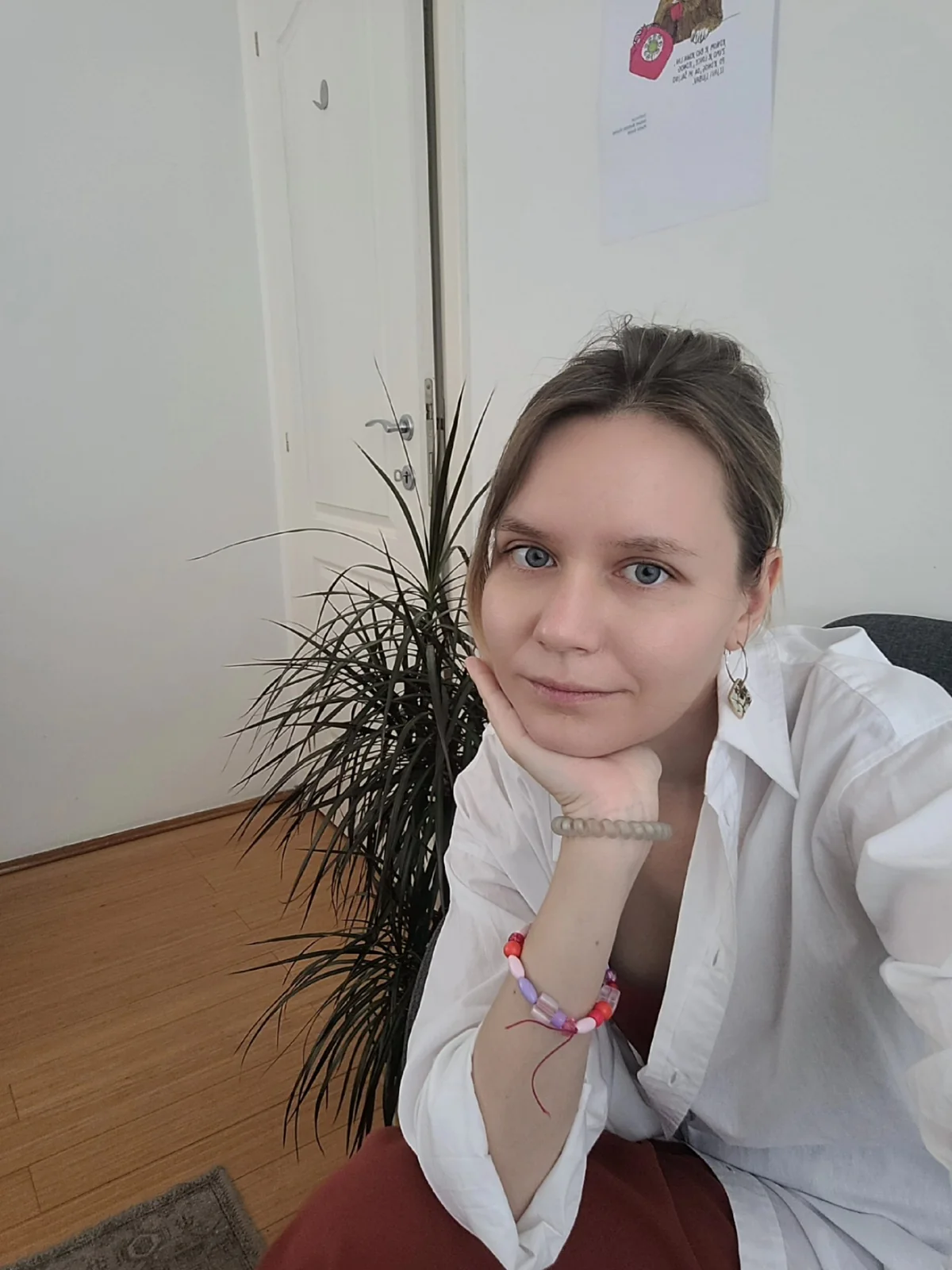 Анна Соловьева за работой в кабинете